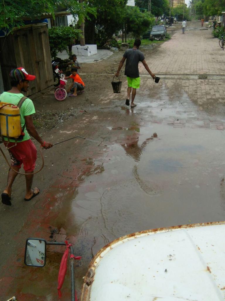 np_veraval's tweet photo. Anti larval work in residential area of veraval city, gujarat https://t.co/DKQNPp6UKf