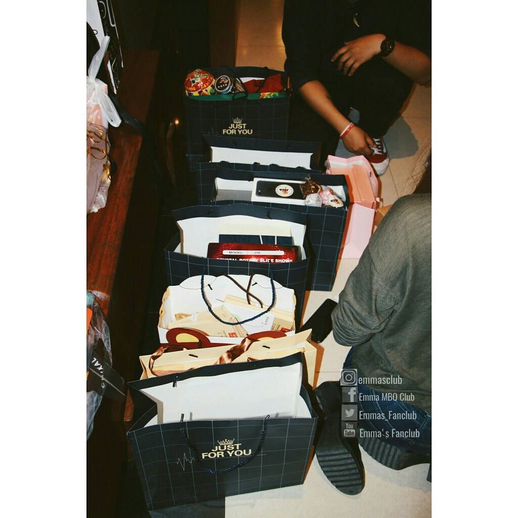 Emmas_Fanclub's tweet photo. Thanks for coming to see Emma and for all the presents from Chinese fans. #emmambo #emmafam #mboofficia @Babelfish531 https://t.co/Wzu6numgQv