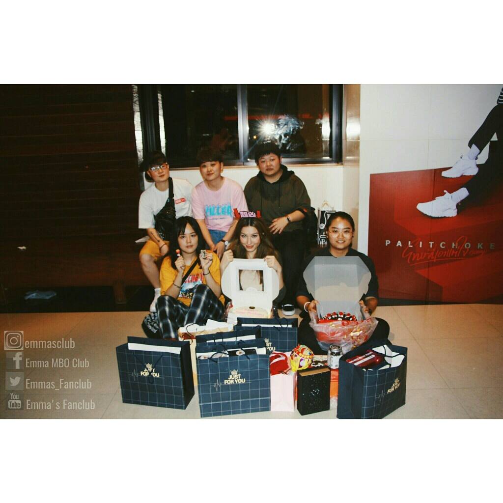 Emmas_Fanclub's tweet photo. Thanks for coming to see Emma and for all the presents from Chinese fans. #emmambo #emmafam #mboofficia @Babelfish531 https://t.co/Wzu6numgQv