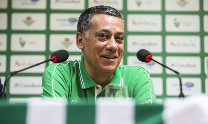 BaloncestoSev's tweet photo. 📣 OFICIAL | Alejandro Martínez conducirá el @RealBetisEPlus 2017-18 👏 ¡Bienvenido de nuevo! 💚😊

➡️ https://t.co/2byafqhsLp

#BetisBaloncesto https://t.co/pD0AuqkQAE