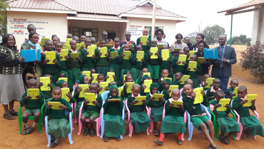 DigischoolKE's tweet photo. Pupils at Kitikyumu primary in #MakueniCouny  during launch of DLP #DigiSchoolKE https://t.co/TdOYPGsWir