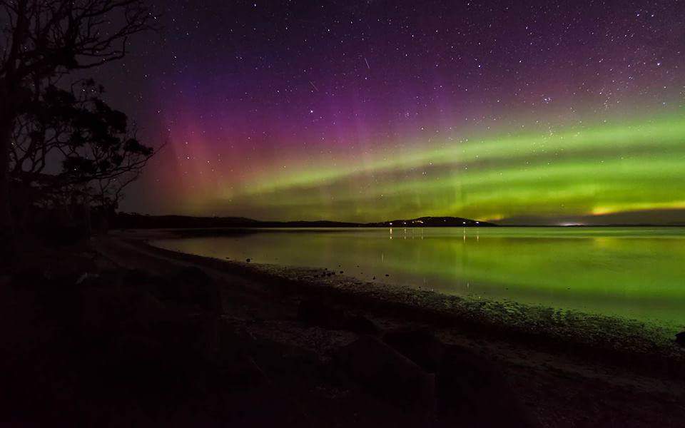 Amazing Milky Way and Lady Aurora from Port Arthur, Cambridge, Freycinet &amp; South Arm #Tasmania #TasGreat pics: instagram.com/andy_leggett_p…