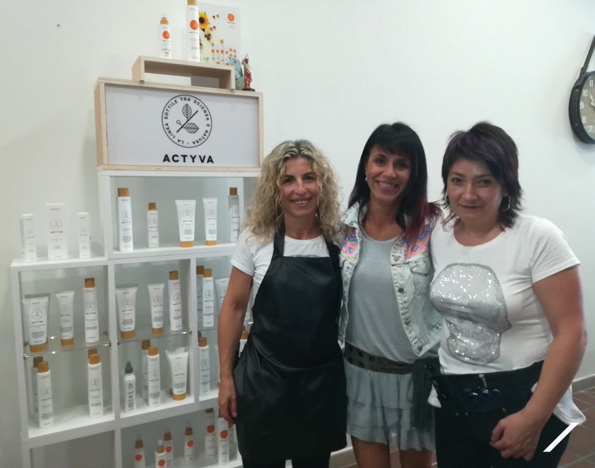 KemonSpain's tweet photo. Hace poco estuvimos con las chicas de la Peluquería Kiribil ¡Repasamos juntas las claves del sistema de coloración #YoColorSystem! #Kemon https://t.co/TbjVgdAD5I