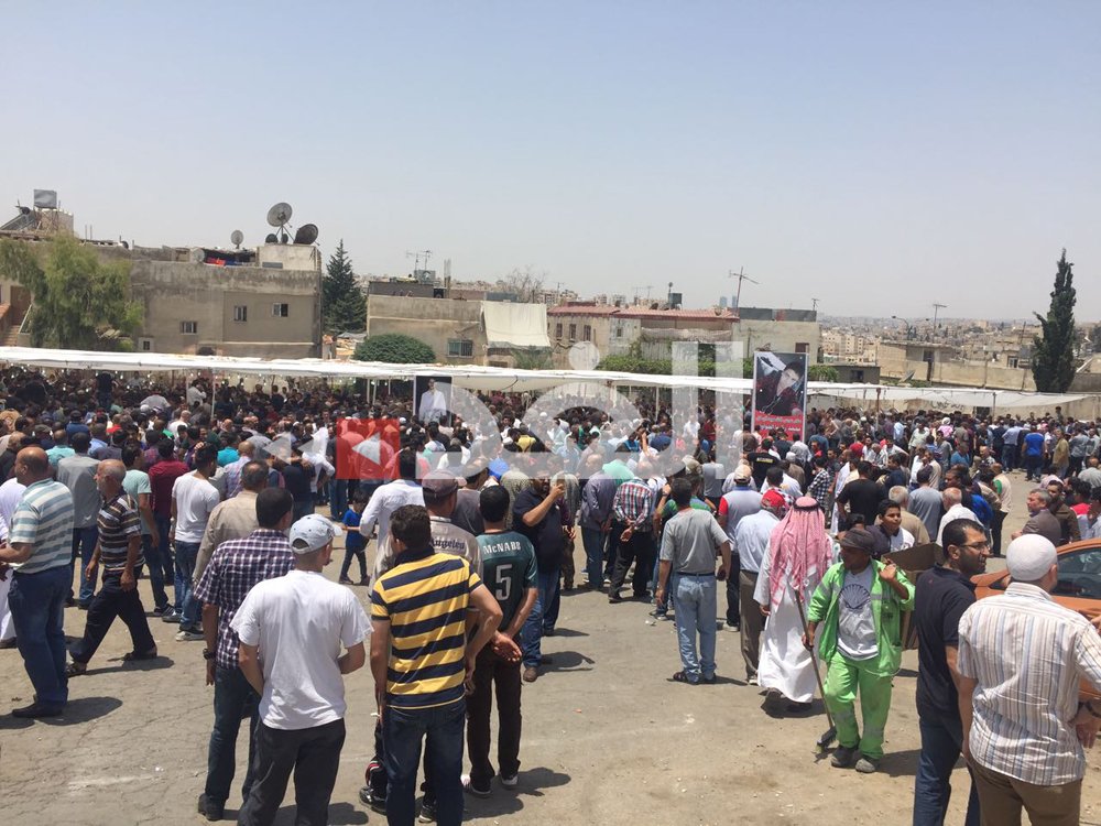 AlghadNews's tweet image. جانب من تشييع جثمان الشاب زكريا الجواوده الذي قتل بحادثة السفارة الإسرائيلية
   
  تصوير: محمد أبو غوش