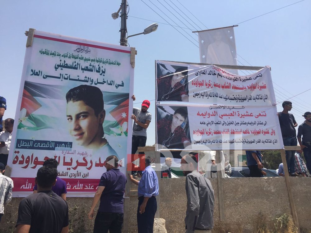 AlghadNews's tweet image. جانب من تشييع جثمان الشاب زكريا الجواوده الذي قتل بحادثة السفارة الإسرائيلية
   
  تصوير: محمد أبو غوش