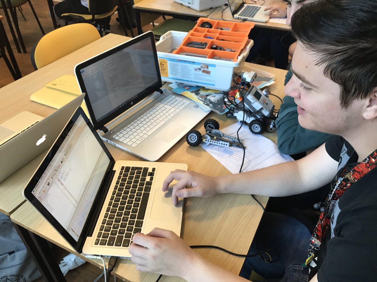 Technocamps's tweet image. Great #day2 of @ReachingWider #SummerUniversity using #RobotC with @LEGOeducationUK #Mindstorms