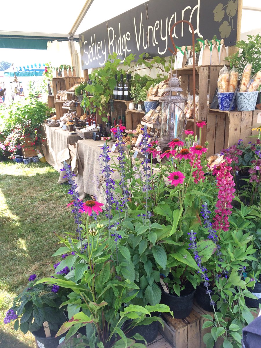 LisaRParker's tweet photo. @SetleyRidgeGC @RosieLeaBakery looking lovely @NewForestShow ! #funinthesun #todayatleast 😆Love the sound of magical evenings ahead #booknow https://t.co/ByjTe5XfGy