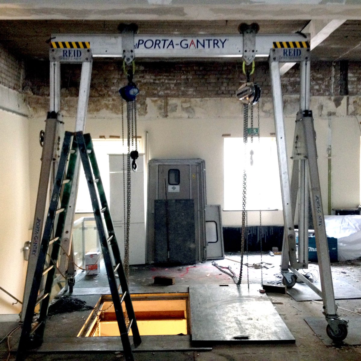 GmbhLgh's tweet photo. Versetzung zweier Transformatoren. Im Einsatz: Unser 5 t Alu-Portalkran: https://t.co/eEJibplAUO #liftingquality #portalkran @REIDLifting https://t.co/gGJwo7WVHk