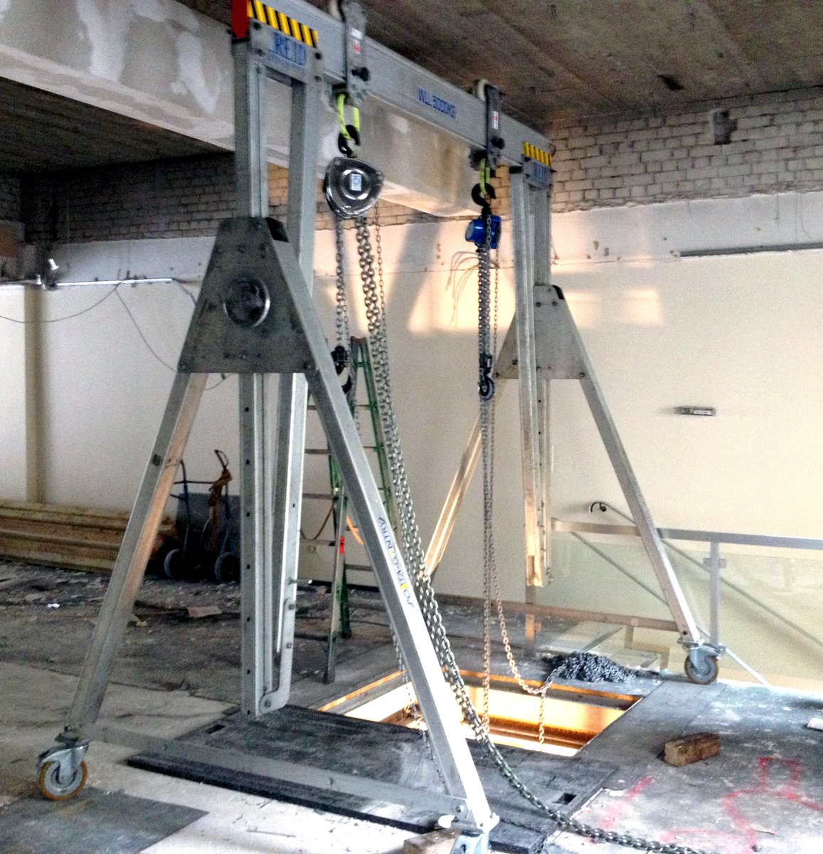 GmbhLgh's tweet photo. Versetzung zweier Transformatoren. Im Einsatz: Unser 5 t Alu-Portalkran: https://t.co/eEJibplAUO #liftingquality #portalkran @REIDLifting https://t.co/gGJwo7WVHk