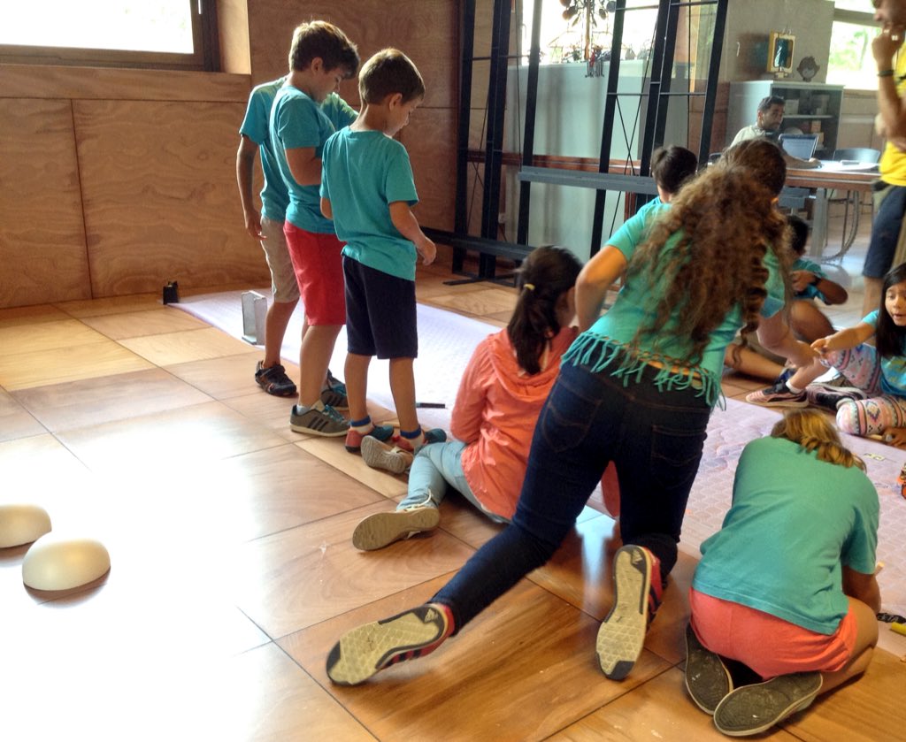 citilab's tweet photo. En l'última setmana del #Tecnoestiu2017 el #DiBot rep als membres de @diversesplai de l'escola Dr. Ferran i Clua de Barcelona #robòtica https://t.co/2yfnOZ2ufr