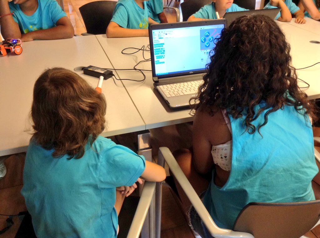 citilab's tweet photo. En l'última setmana del #Tecnoestiu2017 el #DiBot rep als membres de @diversesplai de l'escola Dr. Ferran i Clua de Barcelona #robòtica https://t.co/2yfnOZ2ufr
