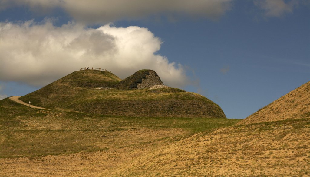 realNeilspeaks's tweet photo. The head of #Northumerlandia also known as the #ladyofthenorth near #cramlington  One of our rare blue sky days.
#… https://t.co/eNCHGqXENI https://t.co/RbiRGvVvGE