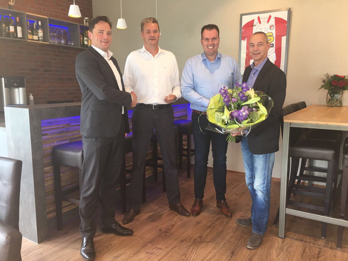 MullerLicht's tweet photo. Geweldige waardering van onze klant @HARWIGBV Wij zijn door hen verkozen als beste leverancier van het kwartaal! #award #leuk https://t.co/Hc6Ya6OKuO