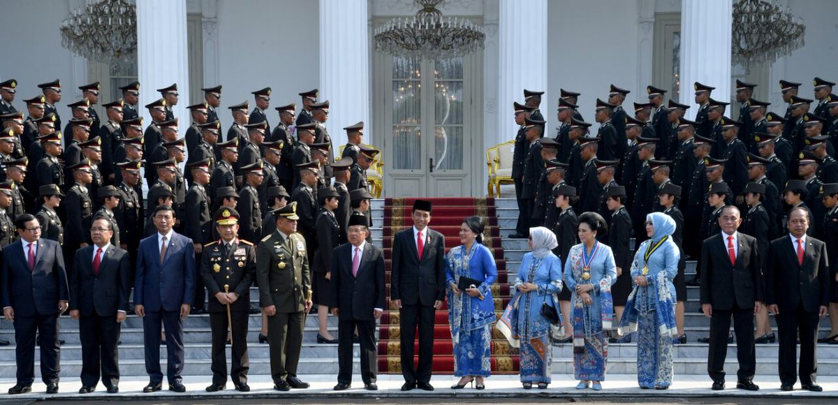 KemensetnegRI's tweet photo. Presiden @jokowi melantik 728 perwira remaja TNI dan Polri di halaman  Istana Merdeka, Jakarta, pada Selasa, 25 Juli 2017. https://t.co/2ugsEbOV23