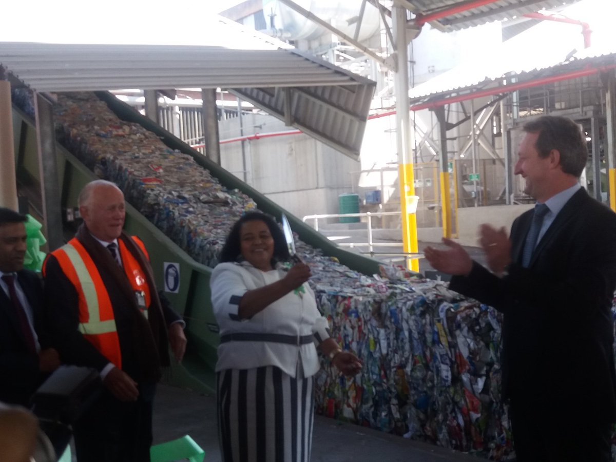 environmentza's tweet photo. Minister Molewa with the Mpact executives unveiling the plaque & cutting the ribbon to open #MpactLiquid https://t.co/eX06uubLYE
