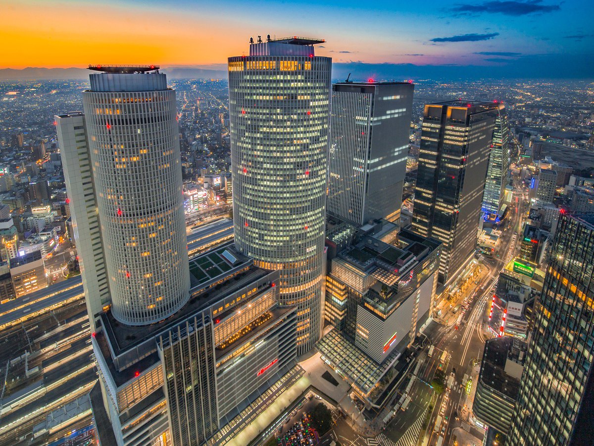 なも 名古屋駅のビル風景って とっても未来的ですよね 年末に撮った写真を Photoshopで現像しなおして見ました 今度は 12mmでもっと攻めてみようかな セントラルスクエア 名古屋駅前 都市夜景