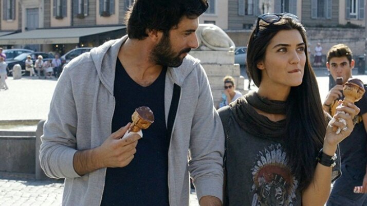abustun's tweet photo. Roma, Roma 💘.
#TubaBüyüküstün | #EnginAkyürek 
#KaraParaAşk https://t.co/TCgDp4xSy7