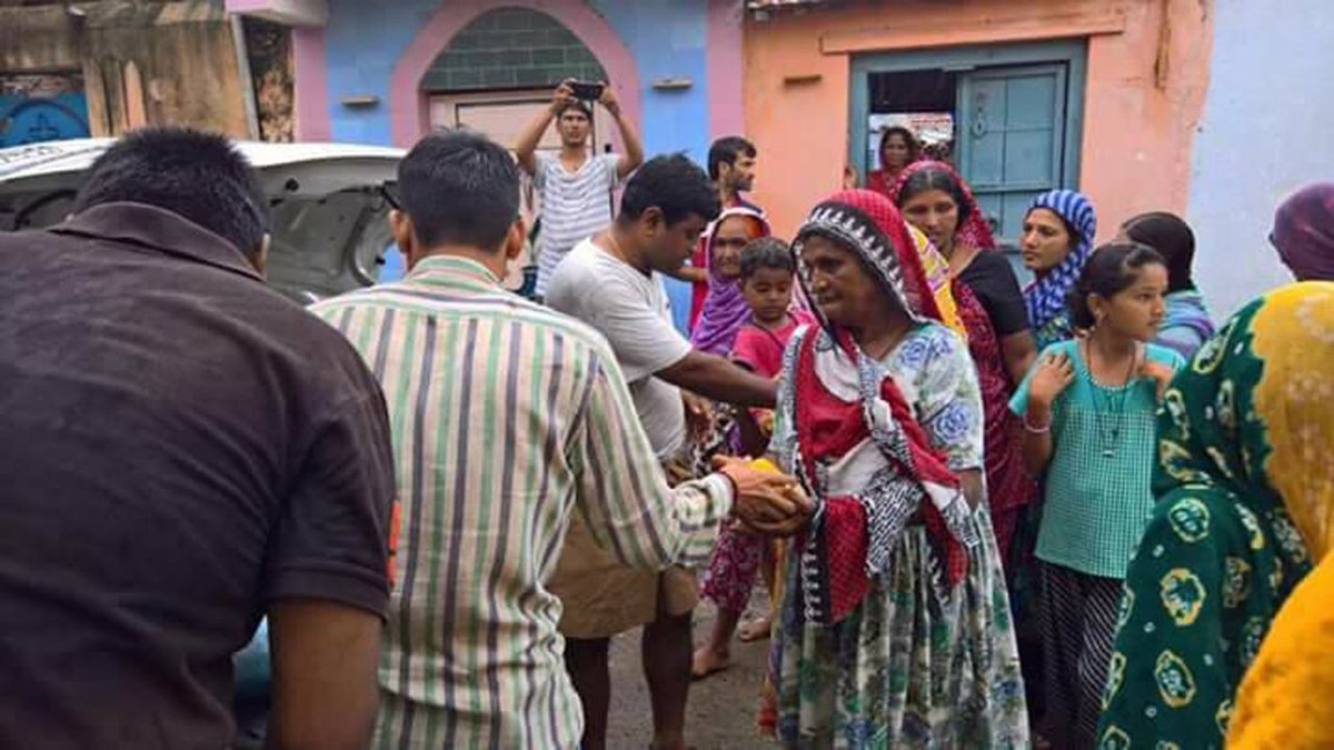 airnewsalerts's tweet photo. #Gujarat: #RSS sends 500 SwayamSewaks for relief, rescue work in #flood hit areas of #Banaskantha, #Patan &amp; #Raghanpur.

#AIRPics: 📸Yogesh https://t.co/Xzc6ZC0jTq