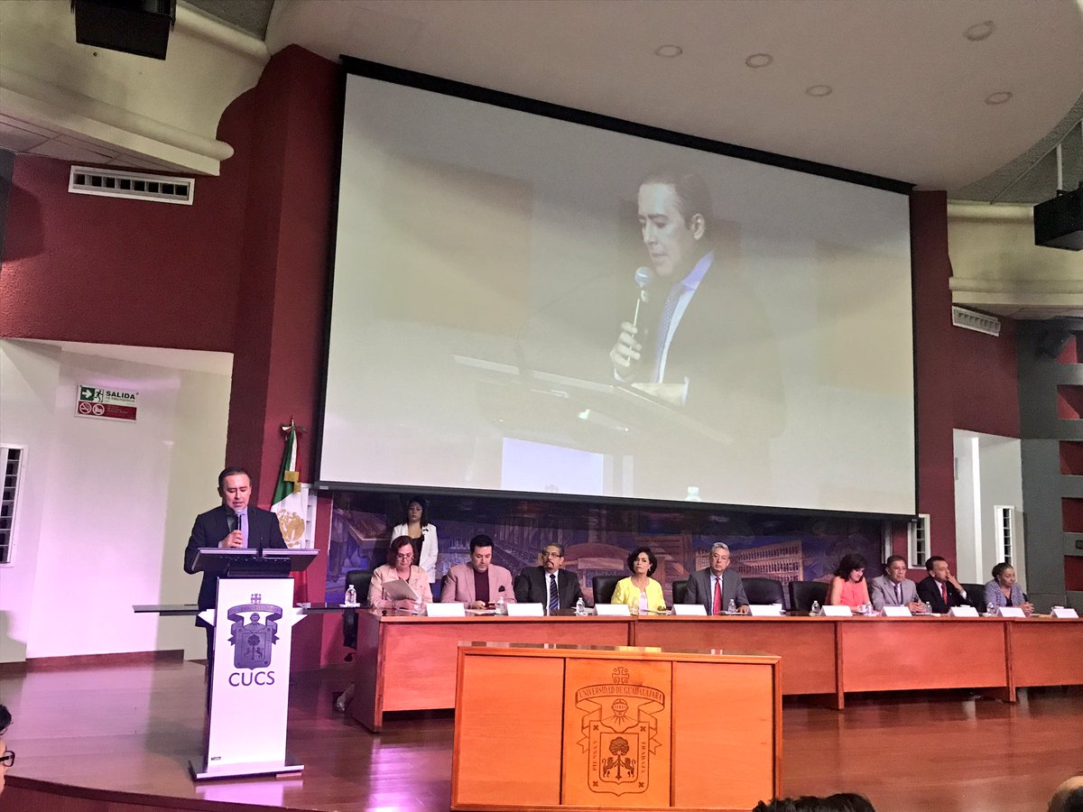 OficialCUCS's tweet photo. Nuestro rector Dr. Jaime Andrade Villanueva @JFAVillanueva brinda palabras de bienvenida a los alumnos de nuevo ingreso 2017-B. #YaSoyCUCS https://t.co/emSIrrLBMJ