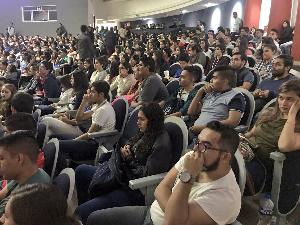 OficialCUCS's tweet photo. Nuestro rector Dr. Jaime Andrade Villanueva @JFAVillanueva brinda palabras de bienvenida a los alumnos de nuevo ingreso 2017-B. #YaSoyCUCS https://t.co/emSIrrLBMJ