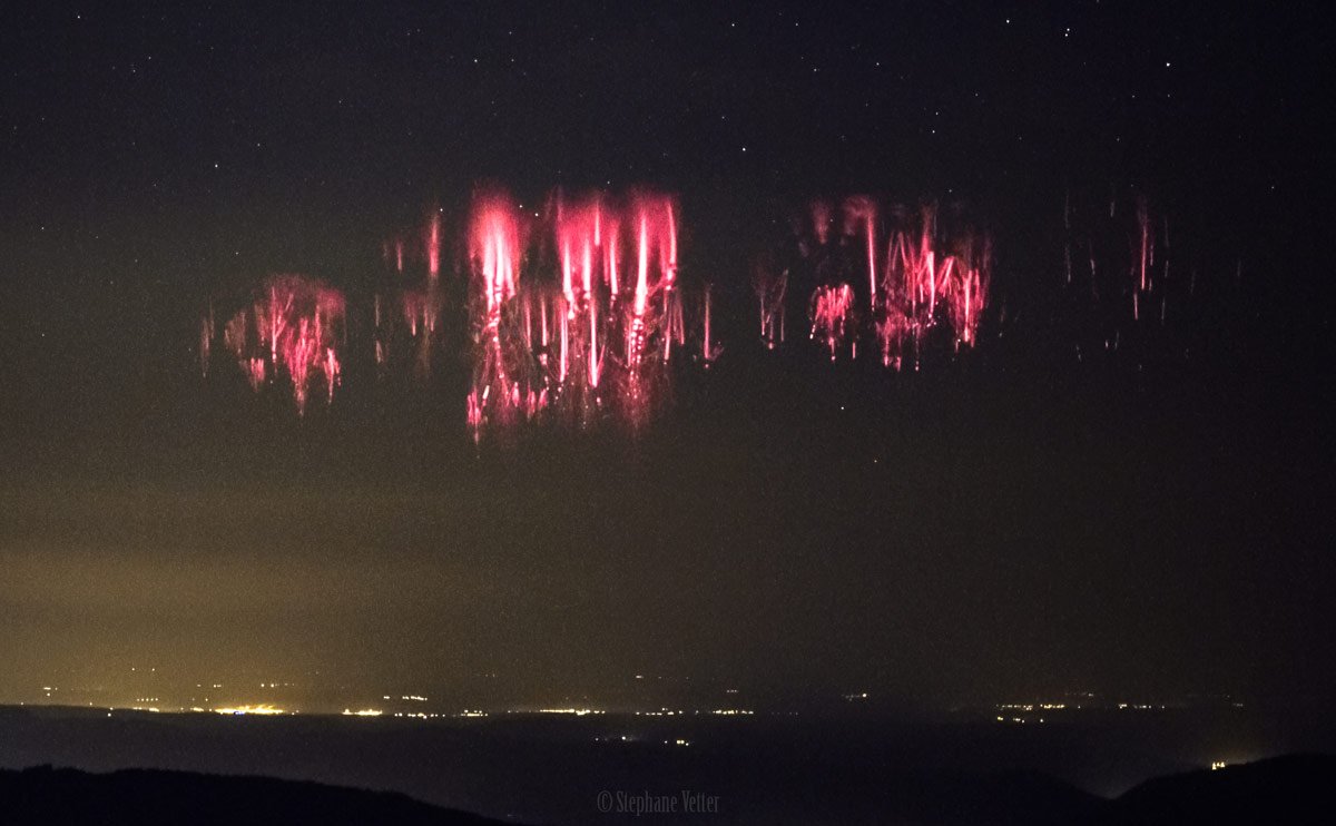 qikipedia's tweet photo. Red sprites over the English Channel. They mysteriously occur above large thunder storms and last for milliseconds. (Image: Stéphane Vettel) https://t.co/vlmDzWL5UA