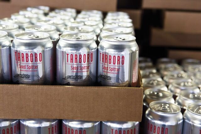 onthesquarenc's tweet photo. Stock up on all of your favorites #tarborobrewingcompany 🍻 
#tarborobeer #stockup #seedspitter #paleale #craftbrews #foodseen https://t.co/ubPt6YCle3
