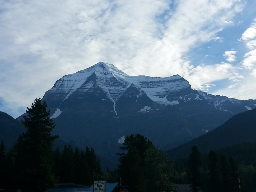 PalladinoP11's tweet image. View as we left campground this morning #mtrobson #icldgetusedtothisview #2alaska #meandmom