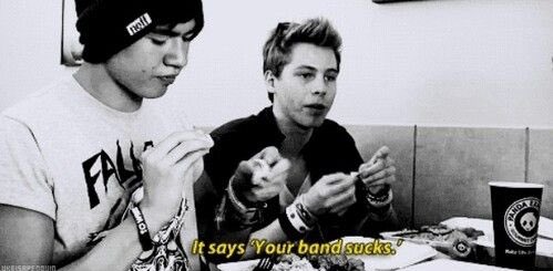 EmoFruitLoop's tweet photo. No one hates 5sos more than Luke Hemmings.

#FanArmyFaceOff #5SOSFam @5SOS @billboard https://t.co/zlhdXjHVXU