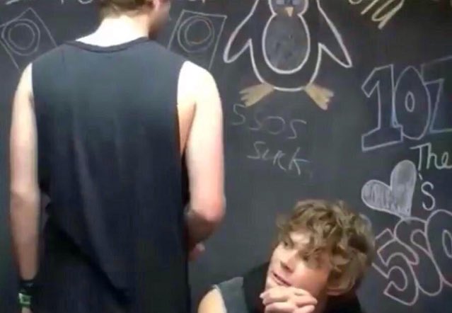 EmoFruitLoop's tweet photo. No one hates 5sos more than Luke Hemmings.

#FanArmyFaceOff #5SOSFam @5SOS @billboard https://t.co/zlhdXjHVXU