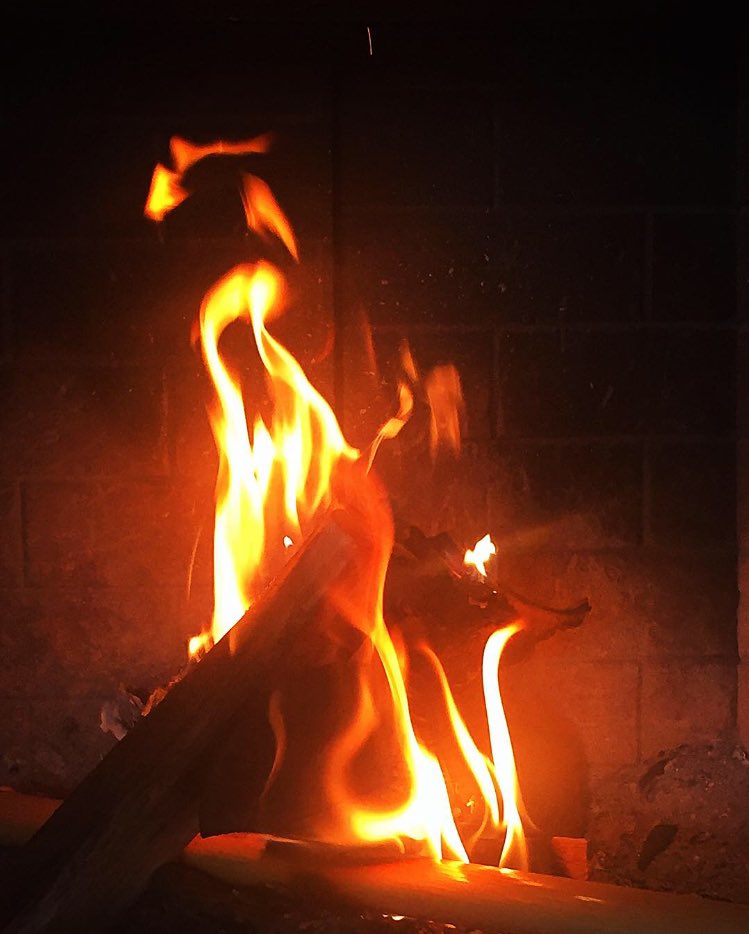 AigerimWistaria's tweet photo. It's too cold in July! We lit our fireplace! #photo #photography #beautiful #pretty #sparks #七月 #熱い #暖かい #ドイツ #赤 #オレンジ色 #暖房 #火 #火花 https://t.co/oCjUY6wMa2