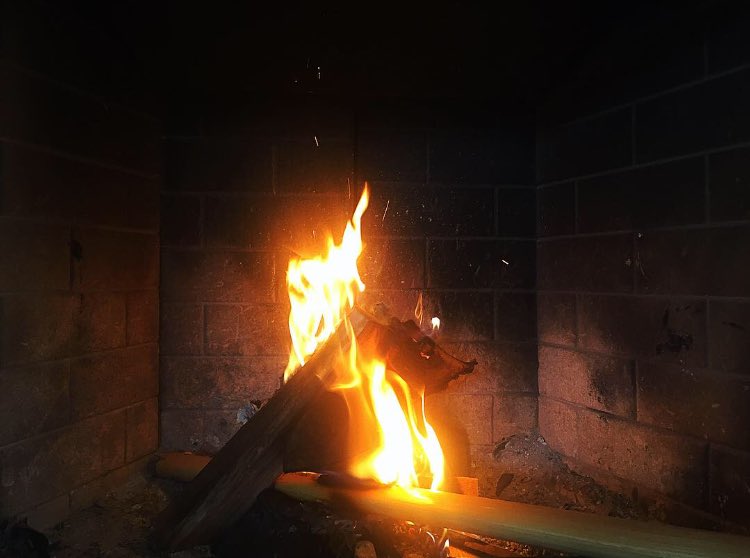 AigerimWistaria's tweet photo. It's too cold in July! We lit our fireplace! #photo #photography #beautiful #pretty #sparks #七月 #熱い #暖かい #ドイツ #赤 #オレンジ色 #暖房 #火 #火花 https://t.co/7KJNX1FSv0