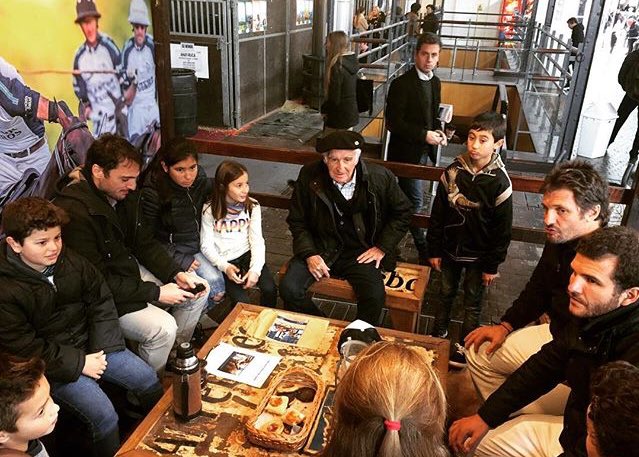 PoloArgentinotw's tweet photo. Los alumnos de la escuela de polo #Ipona junto a los jurados y Alberto Pedro Heguy en el #Stand #AACCP https://t.co/pDlDsVYywM
