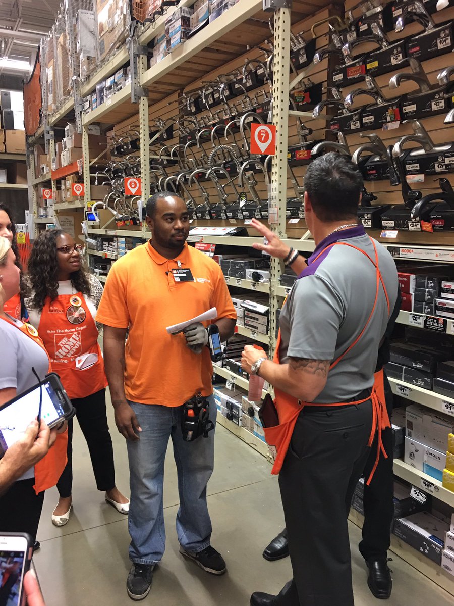 juicybuerger's tweet photo. @walygpr recognizing an awesome team member #depotpride #partnership https://t.co/HKwalv7bit