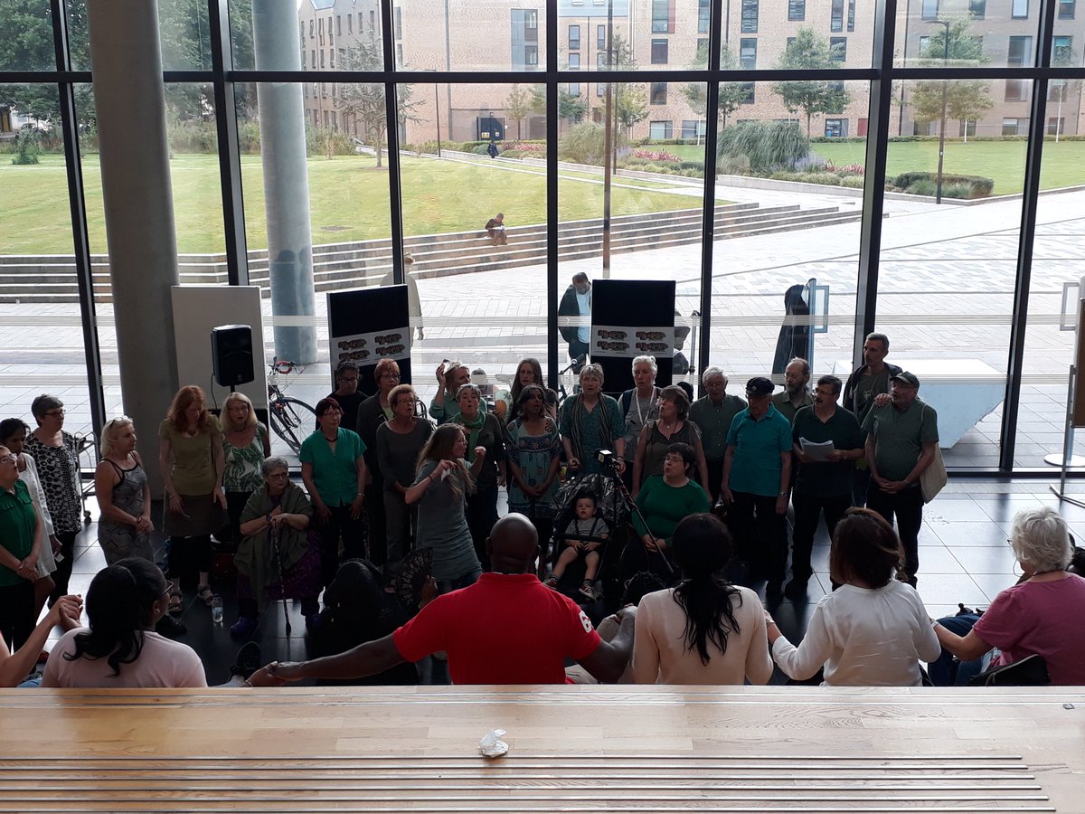 _Enn_Eff's tweet photo. Great #community spirit to finish the first day of #CommLearnFest with Open Voice Choir @MMUCommunity @MMUBirley #CLF2017 https://t.co/0OuOY4pZrr