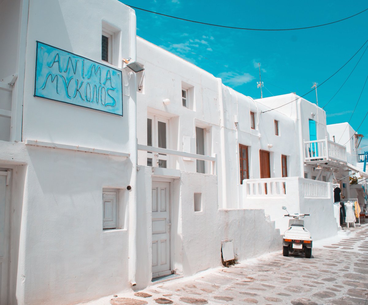 RunTwrdsTravel's tweet photo. Cobbled streets, white washed buildings, and beautiful views. Greece is a place unlike anywhere else on earth. https://t.co/KbmLRE6Nhr