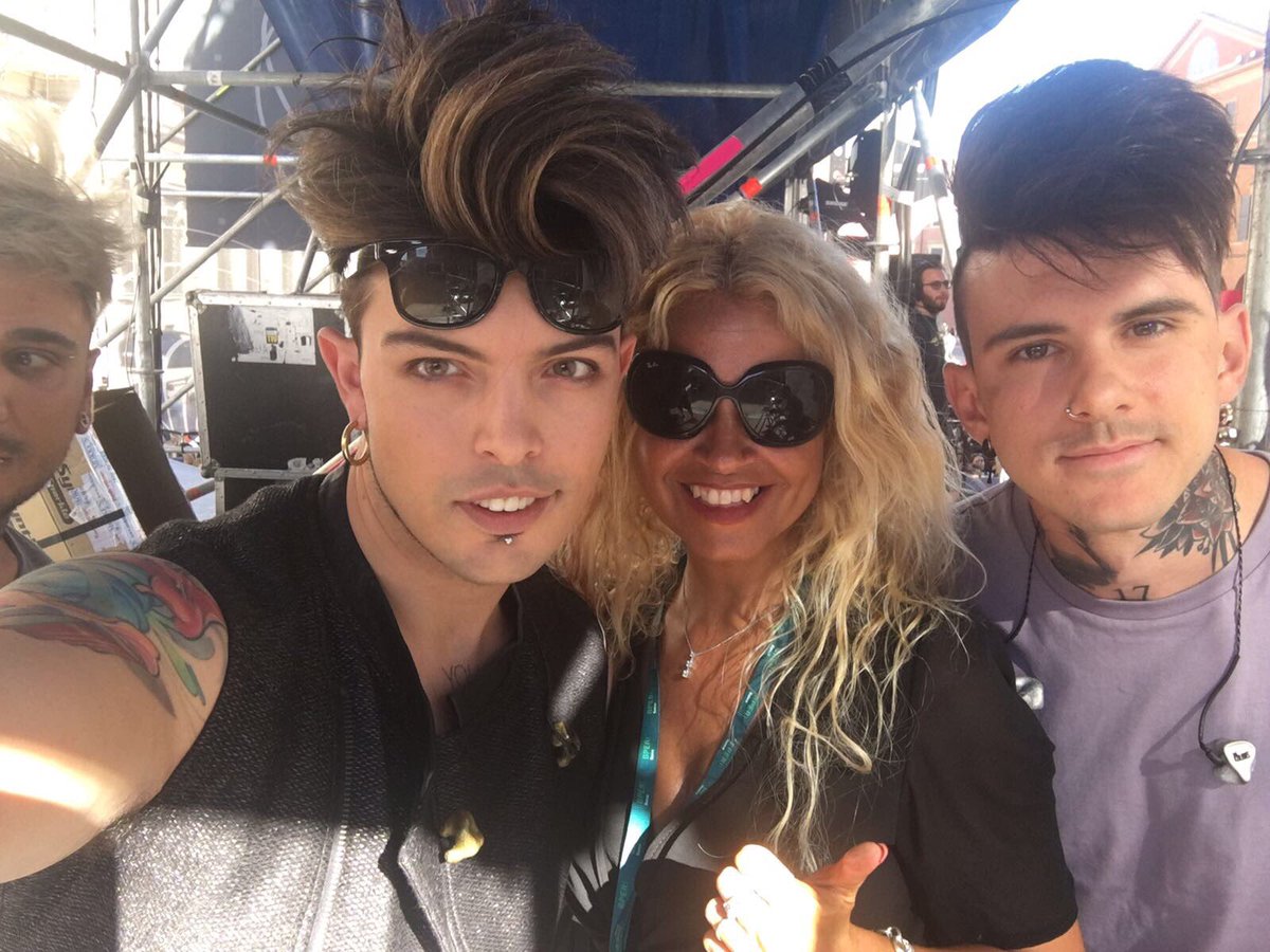 RADIOBRUNO1's tweet photo. Guardate un po' chi c'è... 😉 @TheKolors qui con noi per #RadioBrunoEstate a #Modena https://t.co/pTu6nqI2Nj