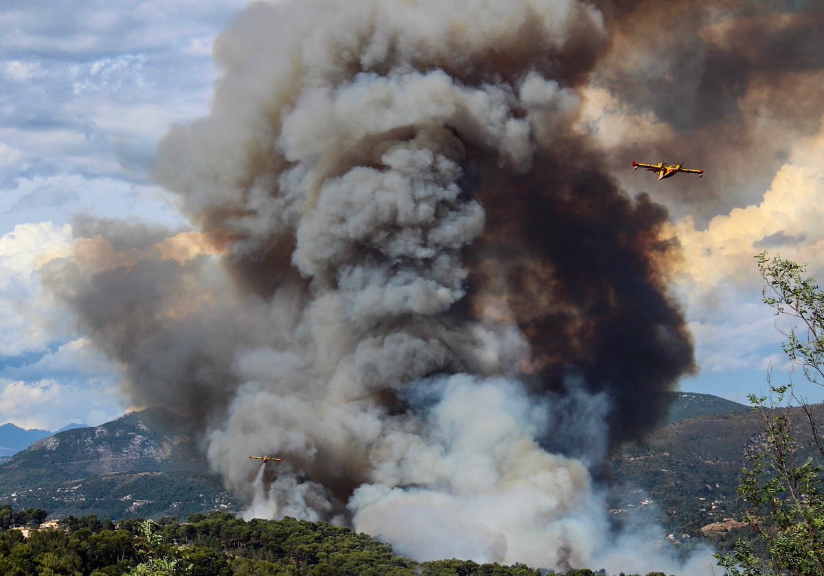 Soutien à nos collègues qui interviennent sur différents #incendies dans les départements du sud de la France et en corse. Courage à eux