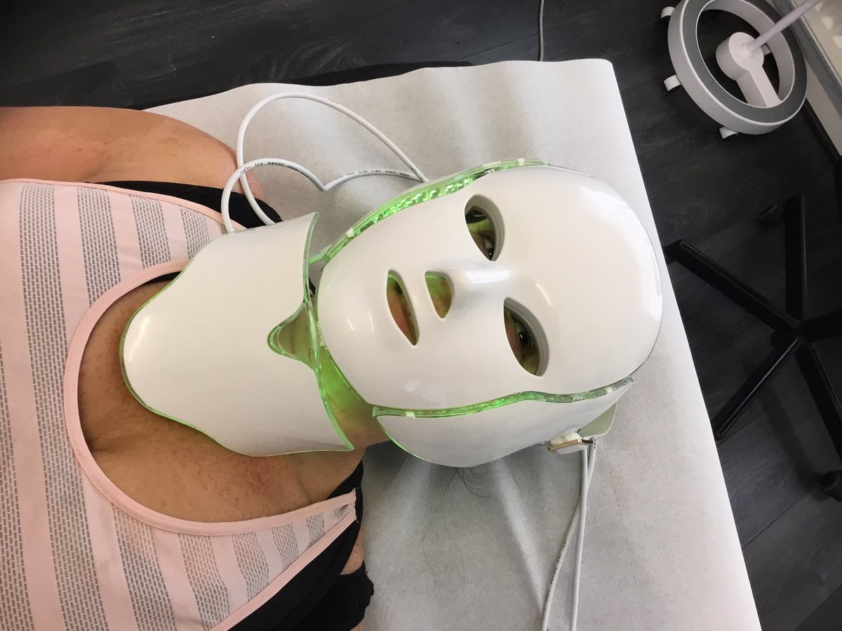 MariaPatriciaUK's tweet photo. Our lovely client today, having some FaceTime with a difference. #LEDfacemask #AntiAging #Acne https://t.co/QgjTDz5n36