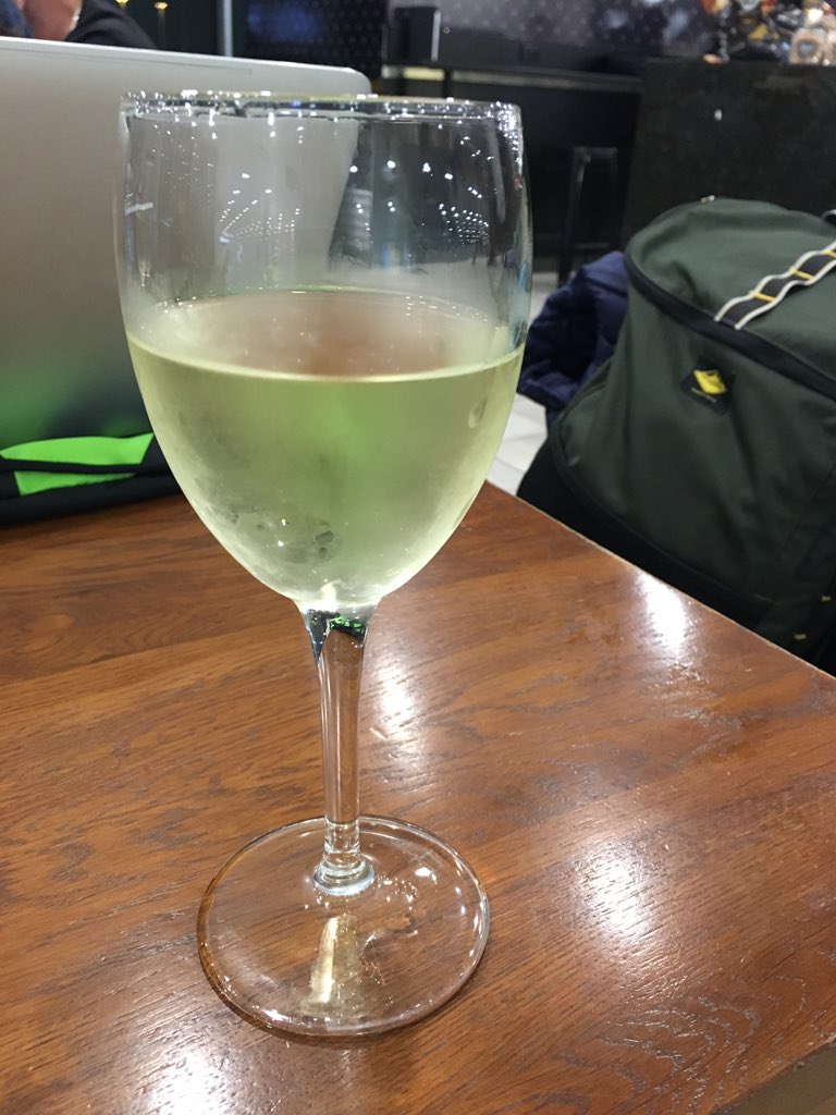 MozzaBigMoz's tweet photo. Scottish. At the airport. Photo of alcohol beverage #standard https://t.co/gxde4mpNCI