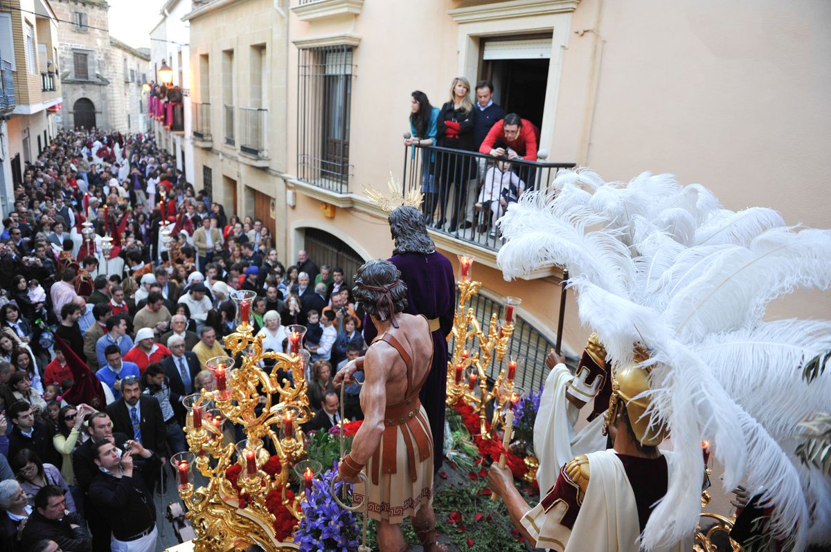 Cabizbajo con la mirada ausente, vigilado por un sayón que tira de la cuerda entregando al hijo de Dios a pueblo que lo aclama
