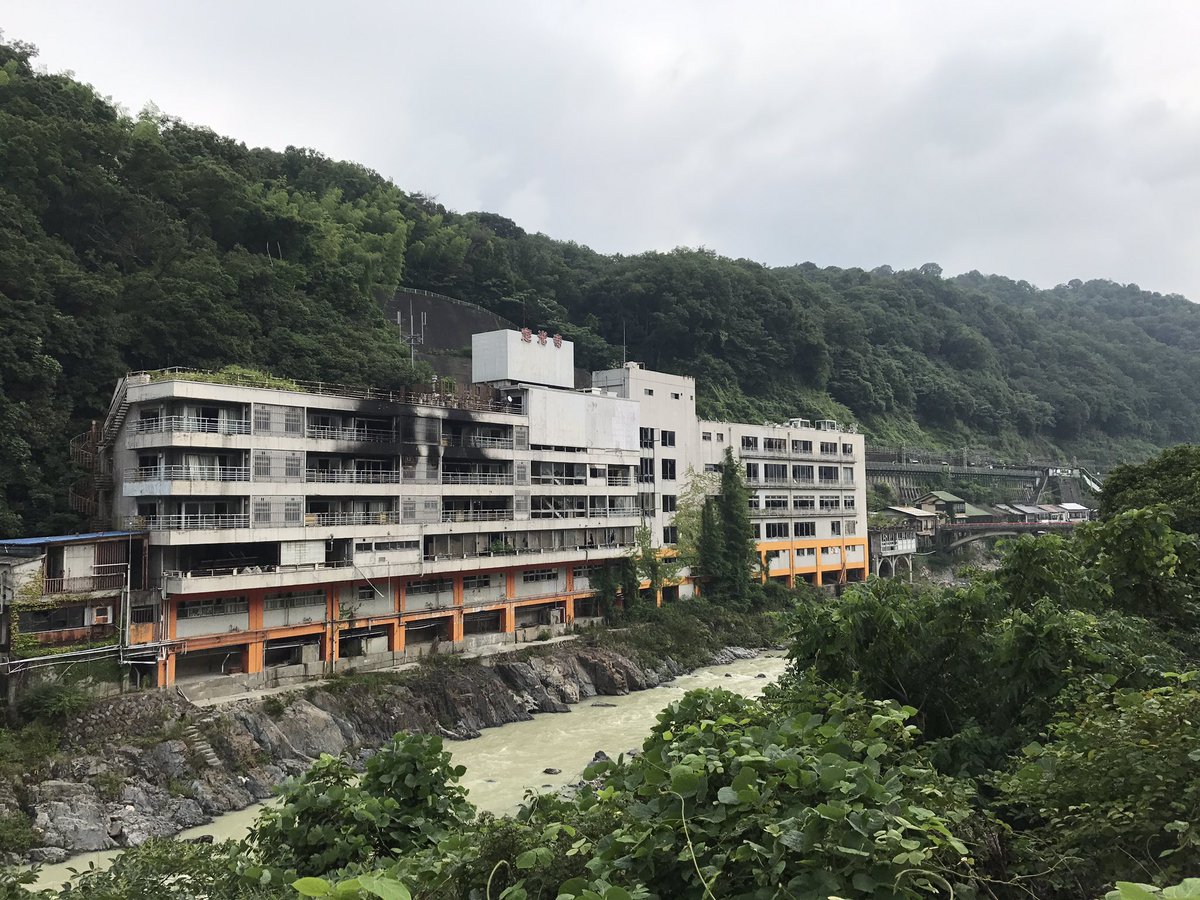 ローカルおやじ 出張の帰り道 庄内川沿いに建つ異様な建物が眼に入る 春日井市にある元老舗旅館で 心霊 スポットとか 営業当時は栄えていたんでしょう 裏手には中央線定光寺駅 定光寺 千歳楼 廃墟 T Co Vmterhj0s9 Twitter