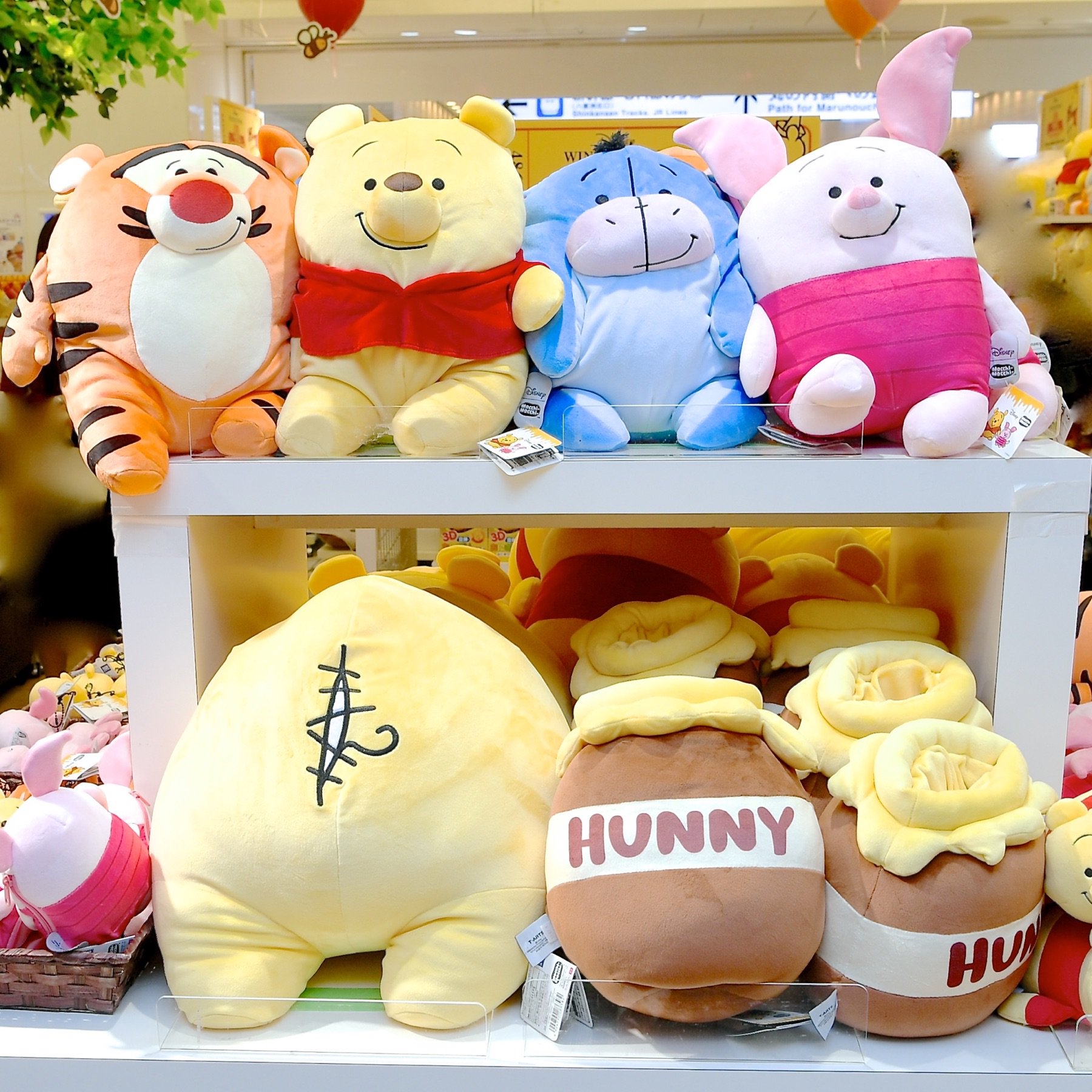 Twitter 上的 Dtimesdream 東京駅一番街いちばんプラザ くまのプーさん Pop Up Shop本日オープン タカラトミーアーツのもっちぃもっちぃぬいぐるみ かわいいプーさんのおしり型やはちみつの壺型も先行発売 詳細 T Co Tunwdmxwvy T Co Os8roqy22p