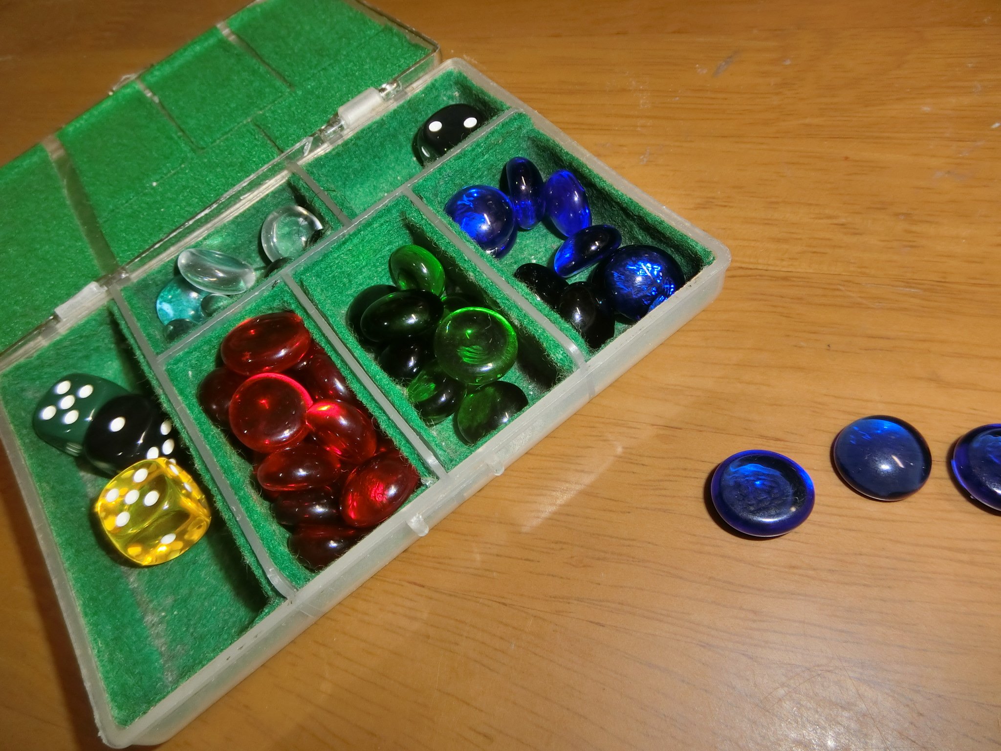 わっちー Twitterissa こういうガラス製おはじき グラスカウンター も 嫌いじゃないんですが かさばるし ジャラジャラうるさいのが欠点だと思いました なので アクリルの切り板で作ってみたわけです １枚の厚さが3ｍｍあるんで 指でつまみやすいですし 見た目