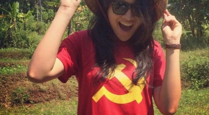 Menpora m'permasalahkan Adhyaksa Dault yg prnh kontak dgn HTI. Dia lupa Jubir Mendpora Anindya Putri prnh pakai kaos palu arit