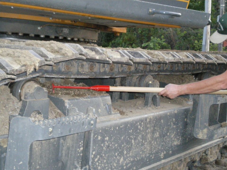 traceyroad's tweet photo. #CoolProductAlert! #TrackHoe #Track Cleaning #Tool | https://t.co/Tc6V4nuVNC https://t.co/gRFo2d7NzO