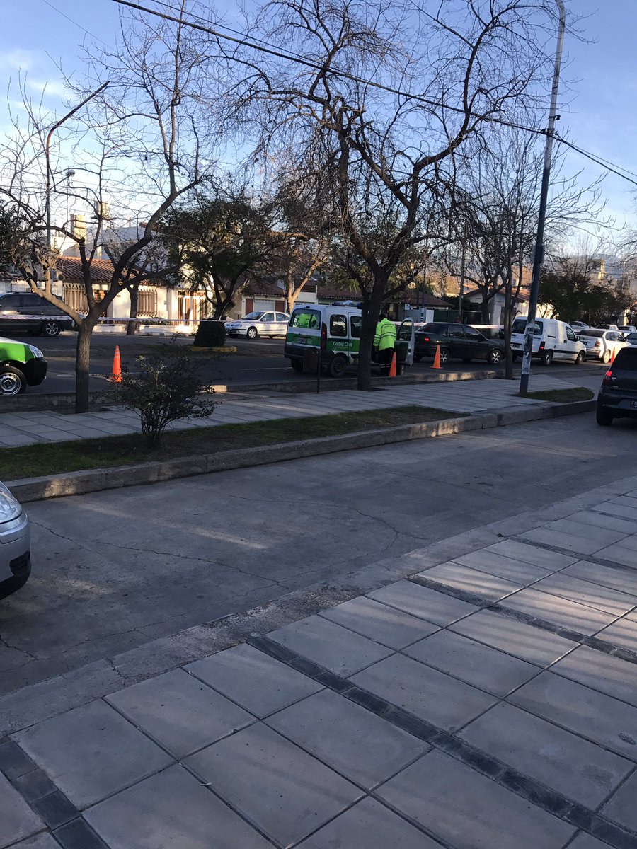 FlacoGabrielli's tweet photo. Llegás al Hipodromo y hay 200 policías y 100 de tránsito, pero igual te cobran los "trapitos". Que lindo país...@DifusionCornejo https://t.co/twsNP6YtOh