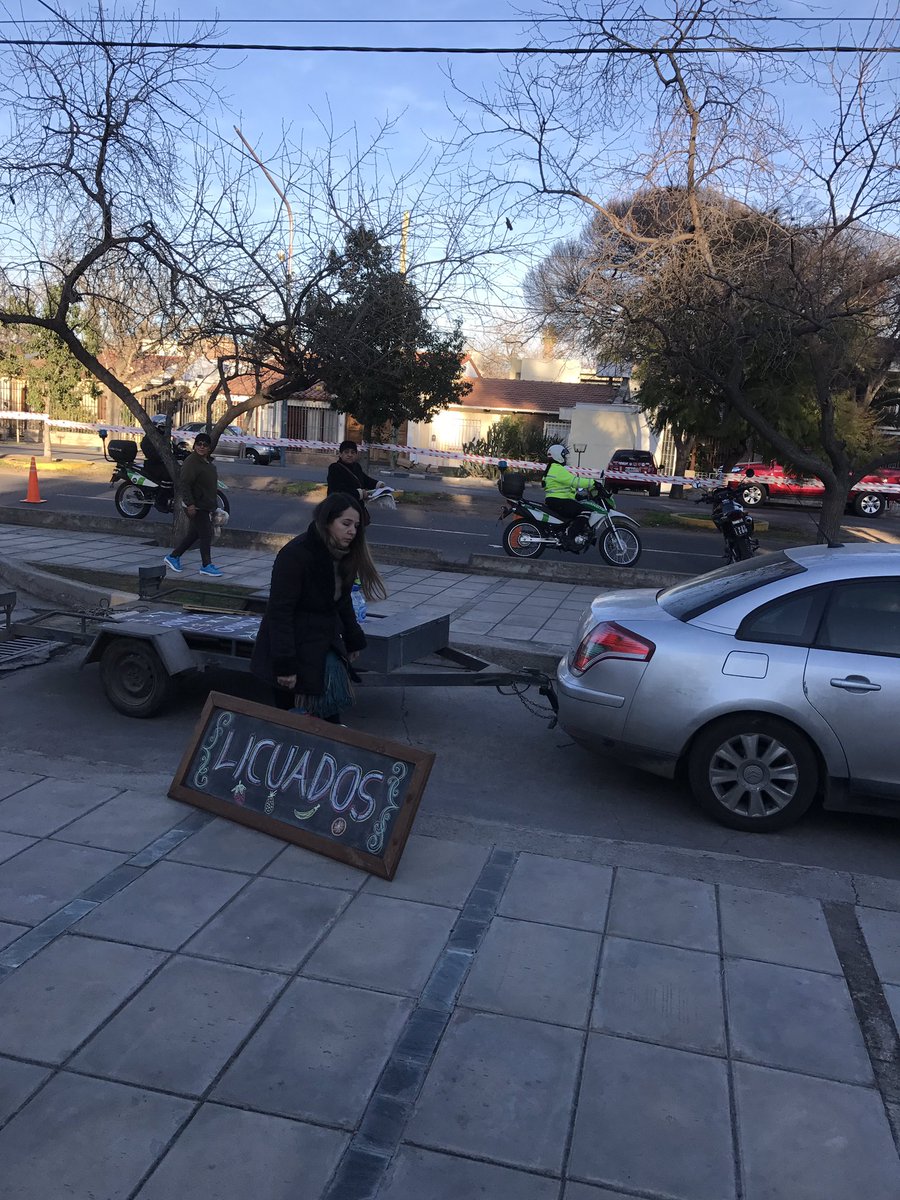 FlacoGabrielli's tweet photo. Llegás al Hipodromo y hay 200 policías y 100 de tránsito, pero igual te cobran los "trapitos". Que lindo país...@DifusionCornejo https://t.co/twsNP6YtOh