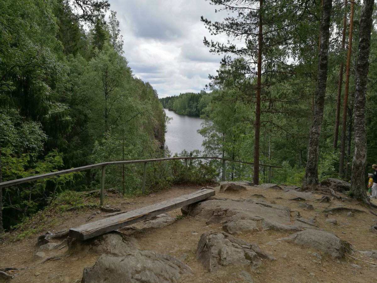 Suomessa on kivointa matkustaa autolla. Suomen road trip on nyt takana, blogissa juttua!

curiousfeet.com/2017/07/road-t…