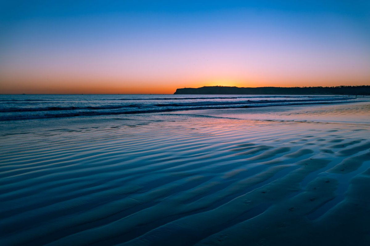 LoveNewchic's tweet photo. Sunset over the beach at Coronado. miss it. https://t.co/BDmxV41lJU