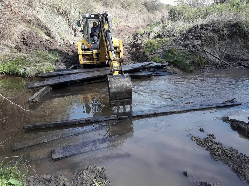 dpventrerios's tweet photo. #Zonal #Seguí continúa arreglos de calzada y acondicionado de caminos, bajada #ArroyoEspinillo calzada #ColoniaMerou - #AldeaEingenfeld https://t.co/DbJ6FXCGNb